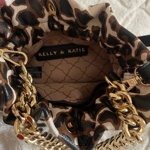 KELLY & KATIE LYLLA LEOPARD
BUCKET CHAIN CROSSBODY BAG. - Picture 4 of 4